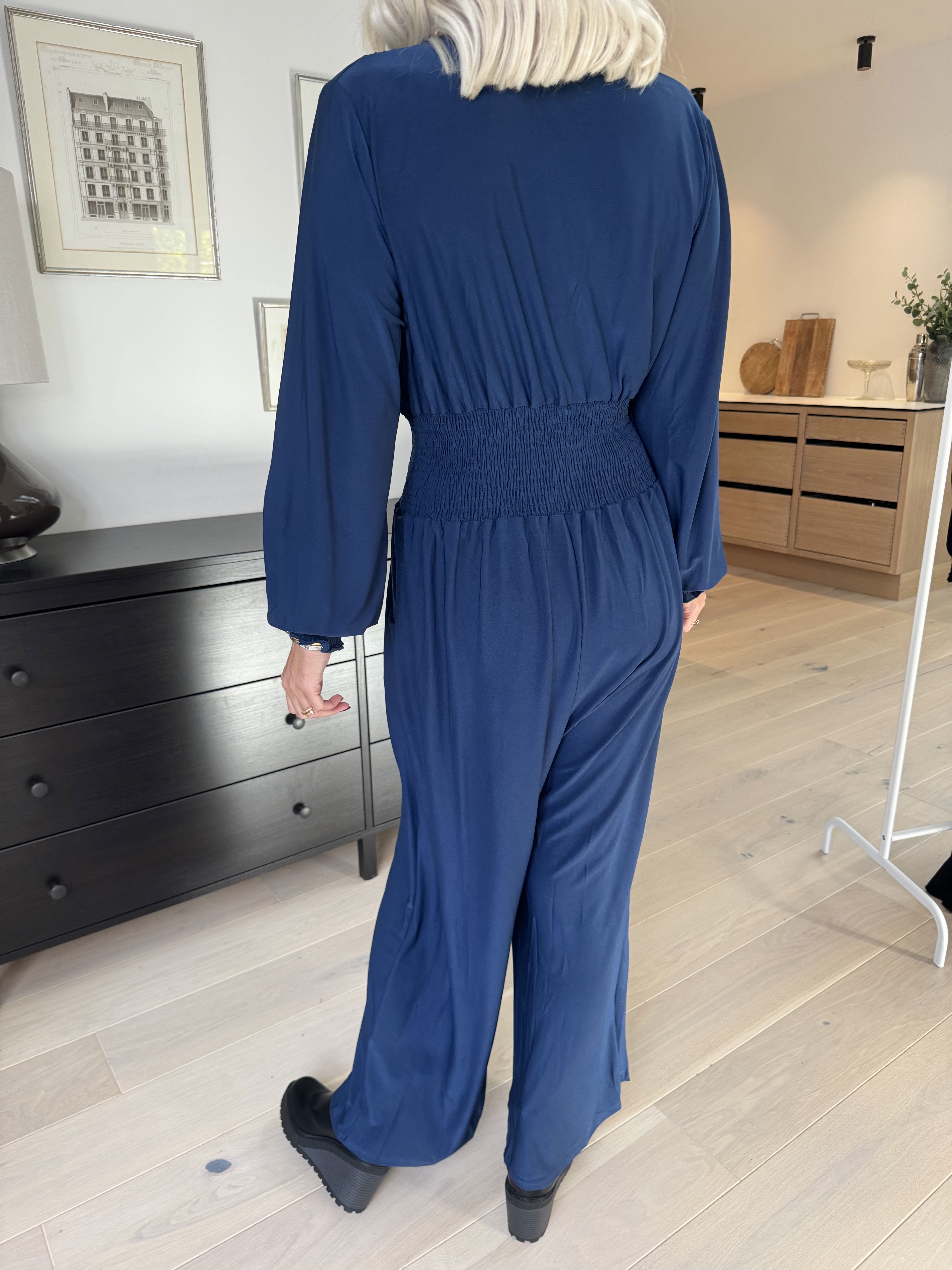 Pams Plain Jumpsuit L/S - En enfärgad jumpsuit med resår
